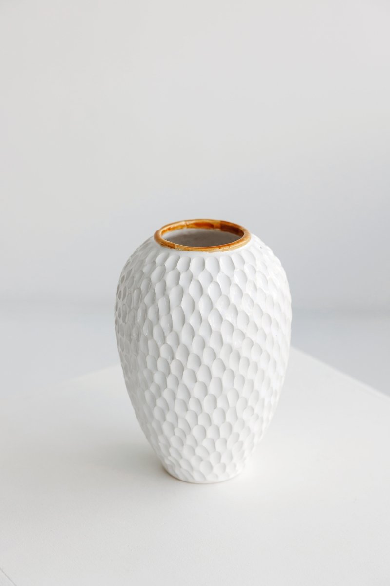 keramikine-raku-darbo-vaza-su-idubimais