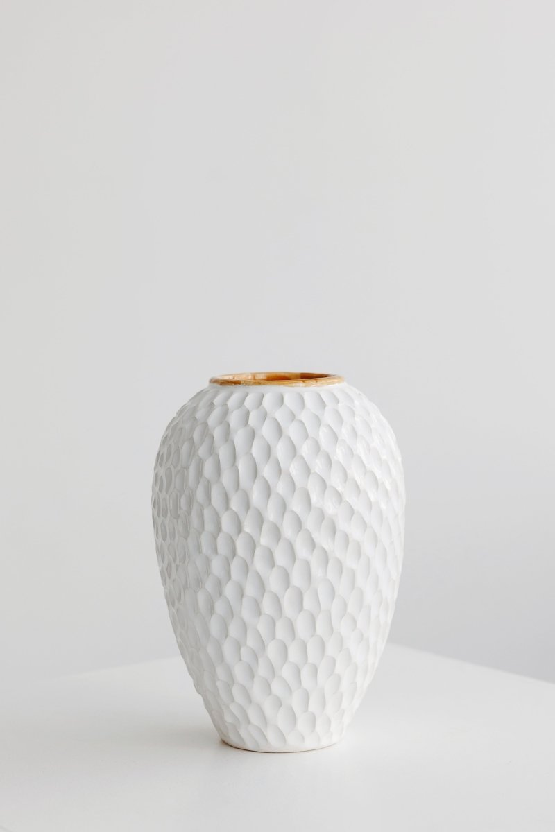 balta-keramikine-raku-darbo-vaza-su-idubimais