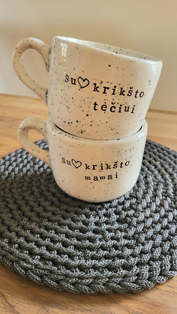ranku-darbo-keraminis-puodelis-dovana-kriksto-tevams