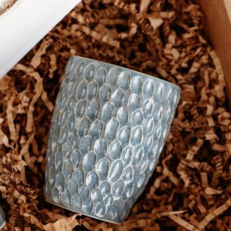 Keramikiniai puodeliai su įdubimais