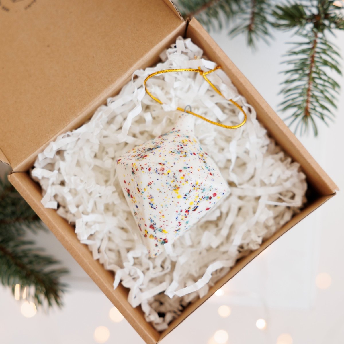 Rankų darbo kalėdinis eglės žaisliukas „Deimantas“ (3 spalvų)