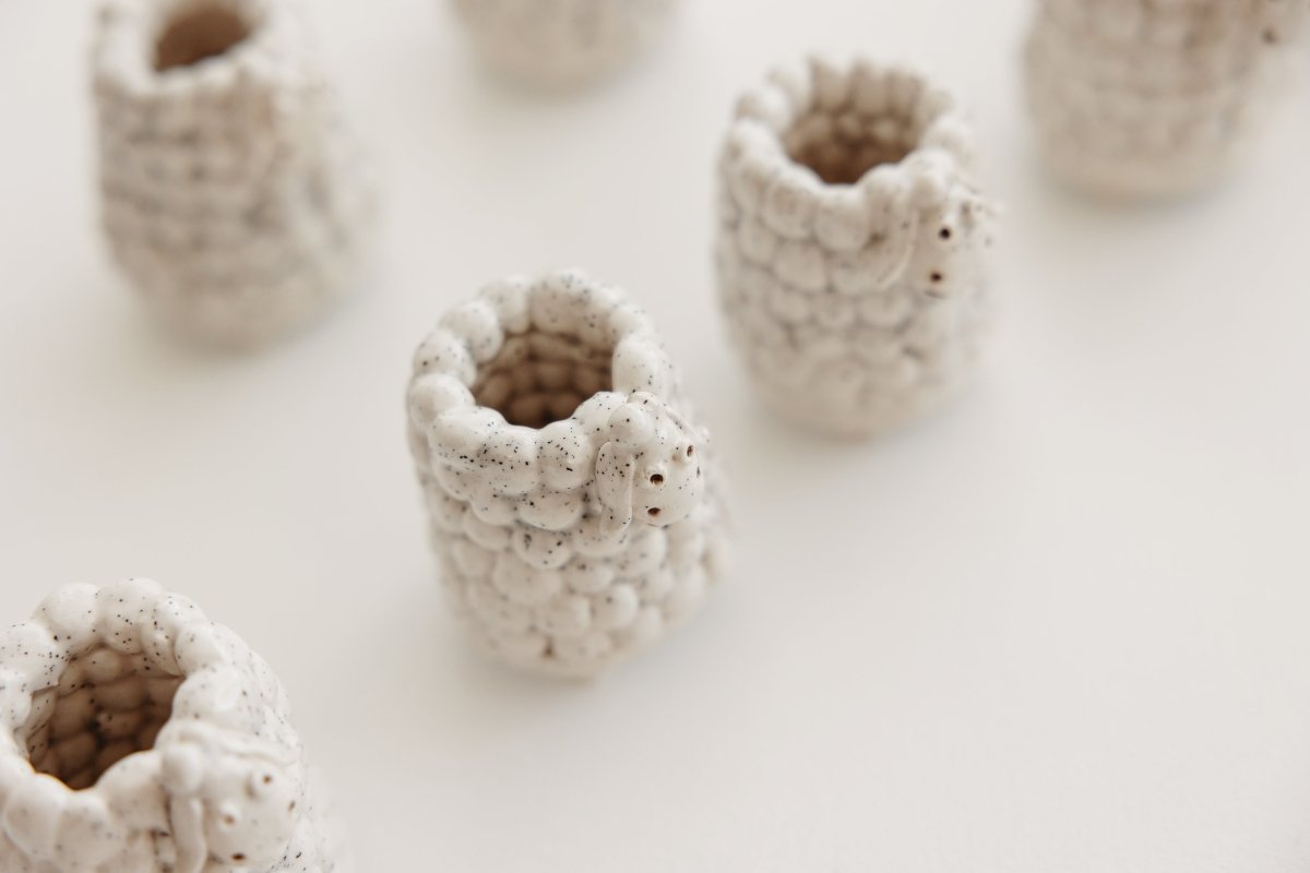 Miela-keramikine-avyte-vazele-zvakyde-dantu-krapstuku-indelis-puosmena