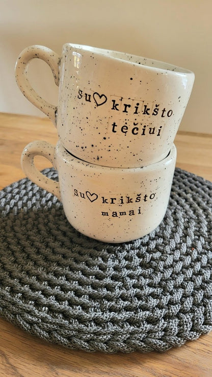 ranku-darbo-keraminis-puodelis-dovana-kriksto-tevams