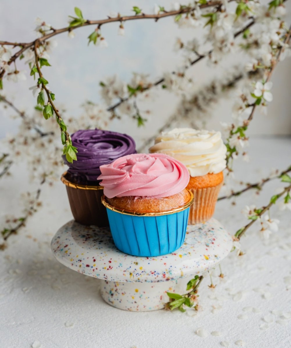 puosni-keramikine-tortine-konfeti-balta-su-spalvotais-taskeliais