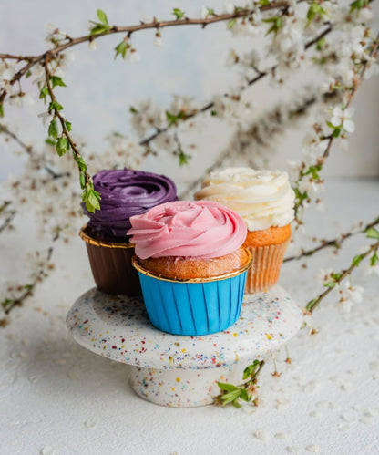 puosni-keramikine-tortine-konfeti-balta-su-spalvotais-taskeliais